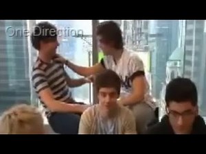 Louis and Harry almost kissing