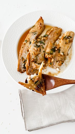 Easy Asian Haddock Fillets! - Low Calorie, High Protein Recipe Great For Weightloss! 🐟 This Easy Asian Haddock is a simple yet flavorful dish that’s perfect for a quick weeknight dinner or a light meal. The haddock fillets are seasoned with a savory blend of soy sauce, ginger, garlic, and sesame for a perfect balance of salty and umami flavors. After a quick marinade, the fish is baked until it’s perfectly tender and flaky. INGREDIENTS * 3 Haddock Fillets * 2 Tbsp Soy Sauce * 1 Tbsp Fresh Ginge