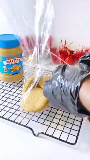 Let’s keep Baking! If you love cookies that are rich, crunchy, perfectly balanced and full of flavour, then peanut butter cookies are your love language. Crispy on the outside, tender on the inside, and packed with creamy peanut butter — they’re the kind of treat that keeps calling you back for ‘just one more. # peanut butter cookies | Darecipequeen