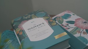 The Woman’s Study Bible poignantly reveals the Word of God to women,...