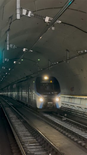 On entend le train AVANT de le voir… 😳#rere #sncf #idfm #rerng #train #railway #rail #trainspotting