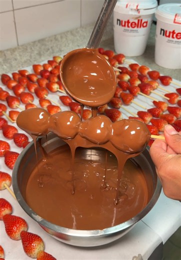 🍓 MORANGO COM CHOCOLATE: A COMBINAÇÃO QUE TODO MUNDO AMA! 🍫 Morangos fresquinhos envolvidos em muito chocolate cremoso, criando uma sobremesa irresistível, perfeita para adoçar o seu dia! 😍✨ 📍Rua Haddock Lobo, 354 - São Paulo #viral #morango #chocolate #doce