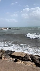 🌊 En direct de La-Grande-Motte dans l’#Hérault où la mer est démontée. Houle importante en cours avec des vagues dépassant les 2 mètres ! Ne vous baignez pas ❌ #littoral #Languedoc #vagues #mer | InfOccitanie