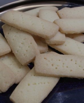 Let's bake shortbread! 🧑‍🍳⭐ Looking for a quick and easy biscuit recipe for Santa's plate tonight? 🎅🎄 Chef Mayumi from our Sydney institute has got you covered. Watch the video for a quick, step-by-step guide! #lecordonbleu #lecordonbleuaustralia #shortbread #shortbreadrecipe #onsantasplate #christmasbaking #holidaybaking #culinaryarts #pastrychef #patisseriechef #studyculinaryarts | Le Cordon Bleu Australia