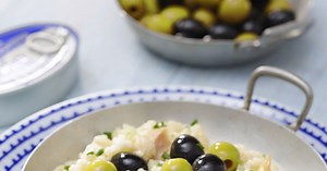 Riz Bomba, bouillon aux olives vertes et noires et crème au thon