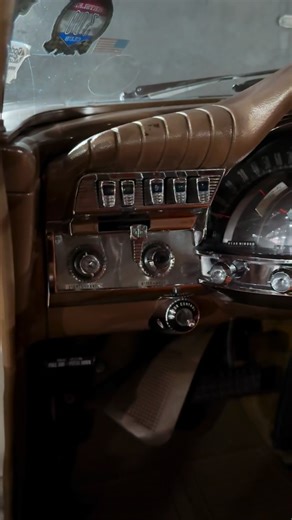 Conheciam o Chrysler 300H? Carro de 1962 com tecnologia e design muito avançado pra época! Está disponível à venda na @autobiancobr #culturacarburada | Cultura Carburada