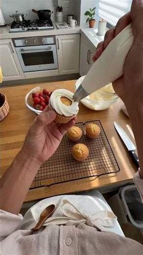 【おうちカフェ】初心者でも簡単！可愛いすぎるいちごのカップケーキ作り🍓🧁#おうちカフェ #手作りスイーツ #お菓子作り #カップケーキ #日常Vlog