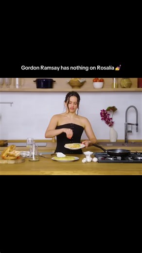Rosalía cooking is my new therapy 🥀 #larosalia #rosalia #lux #gordonramsay #fypppppppppppppp