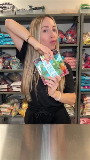 I’m really awkward but this candy isn’t 😉😅😜 It’s a candy experience worth gifting 😍🍭🍬💕 Also, TikTok are you working again 🤷🏻‍♀️ #rubybond #candy #candyboard