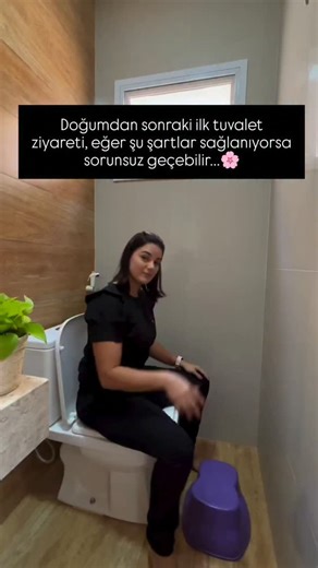 Doğuma Hazırlık Eğitmeni on Instagram: "🌩Yeni doğum yapmış bir kadının en büyük korkularından biri doğum sonrası ilk büyük tuvalettir. Ama bu deneyim travmatik olmak zorunda değil, anne adayı 🌸 İpucu 1: Tuvalete otururken ayaklarınızı küçük bir tabureye koyun. Bu pozisyon dışkılamayı kolaylaştırır ve daha az rahatsızlık yaratır. İpucu 2: Nemli bir havlu kullanarak genital bölgeye hafif bir kompres uygulayın. Bu, zonklama hissini azaltmaya yardımcı olur. İpucu 3: Temizlik sırasında soğuk su kul