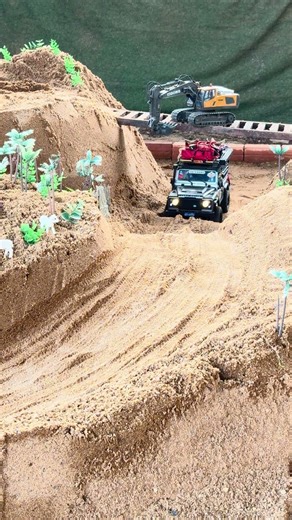 RC Off-Road Adventures: Epic Truck Crossings and Custom Builds