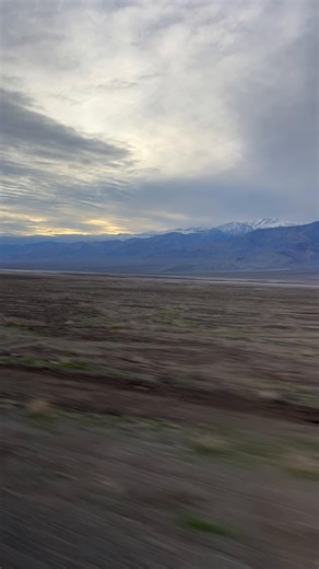 1/7/2026拉斯維加斯參歡CES展回程時游覽死亡谷公園的Badwatwer basin. 加利福尼亚州死亡谷的恶水盆地是北美洲的最低点（低于海平面282英尺），以其广阔的六边形盐滩而闻名，这些盐滩是由古老的曼利湖蒸发形成的。作为一个内流盆地，它没有出水口，导致盐和矿物质不断积累，形成了由盐多边形组成的超现实景观，大雨过后还会出现一些短暂的浅水湖泊。尽管名为“恶水”，但由于含盐量极高，这个由泉水补给的水池的水是不能饮用的，不过那里仍然存在一些耐盐生物。