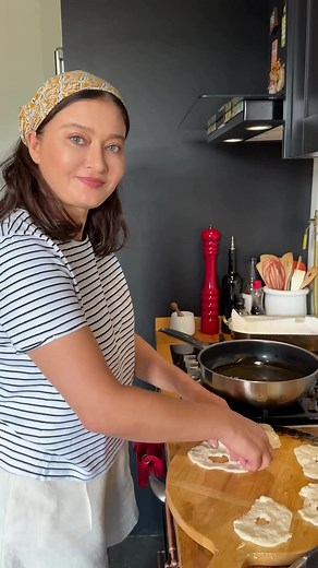 4.2M views · 35K reactions |  Nurgül Yeşilçay Mevlid Kandili için mutfağa girdi! Komşularına pişi dağıttı #NurgülYeşilçay #MevlidKandili #kandil | Mavi Kadın | Facebook