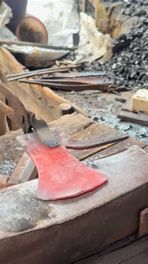 How I make an axe from an old leaf spring using traditional blacksmithing methods. Old steel, new purpose — forged by hand, no shortcuts. 🔥 Hashtags (7) #blacksmith #axemaking #forging #leafspring #handforged #metalwork #oldway | Heri Sr.