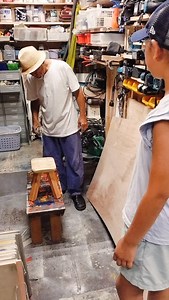 小学生自由工作 夏休みの木工作品のひとコマ 自分で図ってどんな椅子にしようか考えて組み立てて作って♪ 仕上げに蜜蝋を木に擦り込んで♪ ヒートガンの熱で馴染ませたら完全♪ の、ヒートガンが見つからなかったので、 バーナーで炙られているのを呆然と見守る図🫣🫣🫣 度肝を抜く豪快さにまた心がすくすく育った夏だったのでありました😌 ※特別な知識を持った大人しか扱ってはいけないので絶対にマネはしないでね！ #深川美術 #江東区 #門前仲町 #清澄白河 #木場 #冬木 #絵画教室東京 #造形教室東京 #陶芸教室東京 #藝大受験 #美大受験 #tokyoart #atelier #studio #デッサン #工作 #造形 #立体 #粘土 #木工 #夏 #夏休み | 深川美術