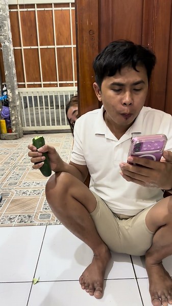 Ngerjain paksu makan timun pake cabe