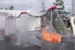 L'invention d'une lance à incendie volante utilisant sa propre pression d'eau comme système de propulsion