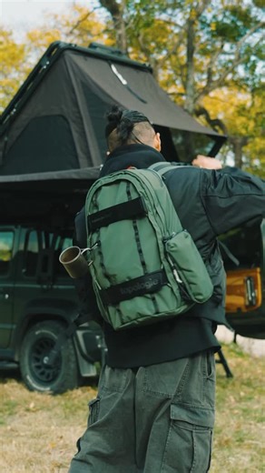Ryu / Jimny Camper on Instagram: "クールな高機能バックパック 容量22Lで多数のポケットがあり、用途に合わせて使い方やや変えられます👍 外側の面ファスナーのウェビングでスケートボートを固定し、持ち運ぶことができたりも！ 自分好みなパッキングで日常に楽しみを見出してみてはいかがでしょうか☺️ 詳細はハイライト「shop link」より @topologie.jp / Mobility Backpack #topologie #topologiejp #topologieAW25"