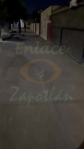 A través de nuestra redacción nos hacen llegar el siguiente video donde unos jóvenes fueron sorprendidos saliendo de la escuela Primaria Rafael Ramirez en la calle Hidalgo a un costado de Cusur, en la colonia Manciones de Ciudad Guzmán. Se hace un llamado a la comisaría de Seguridad pública para se lleven a cabo rondines de vigilancia y dar con estas personas para determinar que hacían al interior del plantel educativo | Enlace Zapotlan