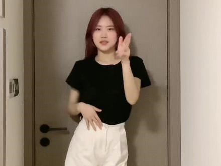 艾特你那个一天不看美女就难受的好兄弟#罗曼蒂克摇 #随性摇摆 #微胖穿搭