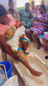 African style of baby bathing at home after the cord has fallen #babycaretips #fyyyyyyyyyp | Midwife Anas TV