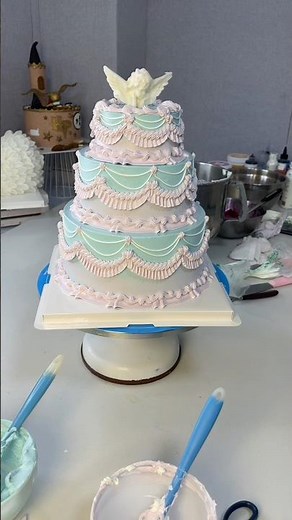 Cake tutorial, cake decorator, three-tiered blue cake
