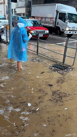 39K views · 105 reactions | Roads Flooded, Vehicles Stalled . . Hong Kong experienced a record number of Black Rainstorms this week, with the signal lasting until 4 PM today. There were flooded roads and stalled vehicles due to the force of the Black Rain. The lack of sunlight has been quite noticeable recently. #blackrainstrom #flooding #hk #hktravel #beautifuldestinations #hongkong #hkig #blackrainstorm | Everybitlocal | Facebook