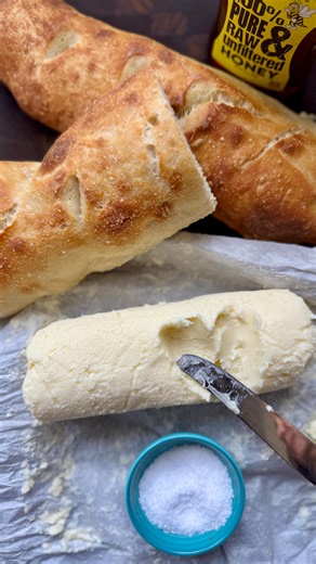 Biz Velatini - Chicago Blogger on Instagram: "Who knew it was that easy to make butter at home?! 🧈 While I made this with my 33-year-old daughter and we had an absolute blast, I couldn’t help but think how fun this would be with little kids too. A little messy, a lot magical, and so satisfying to watch cream turn into actual butter right before your eyes. The flavor possibilities are endless. Think garlic herb, honey cinnamon, maple sea salt, lemon zest, or even chili crisp butter. But for our