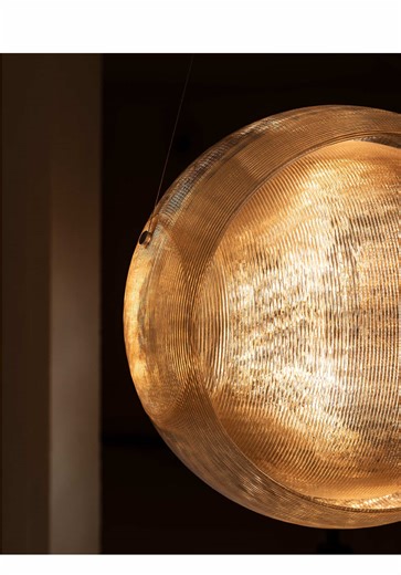The Helm light🌟Made of interlocking pieces of extruded plastic, light is distorted as it passes through overlapping perpendicular lines. The result is a gentle, non-centralised light source which emits a gentle, flooding glow👼 #dirkvanderkooij #light #design #warm #vibe