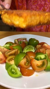 Feta fritta - Ricetta: - 100 g di feta - 1 uovo - Farina - Pangrattato Per l’insalata - pomodori - Sale - Pepe - Menta ⏳Tempo di preparazione 10 min. ⏱️ Friggere in olio extravergine ben caldo per 2/3 min. *********** Lasciami un ♥️ se ti è piaciuta la ricetta e commenta se vuoi vederne altre 😍! #ricette #ricettefacili #ricetteveloci #ricetteitaliane #feta #insalata #insalatagreca | Francimontinaro