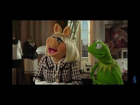The Muppets (2011) Miss Piggy needs to talk with Kermit the Frog