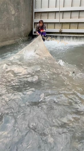 Sinamantala habang sarado ang pintuan ng dam #viralvideo #fishing #trending #shorts #amazing