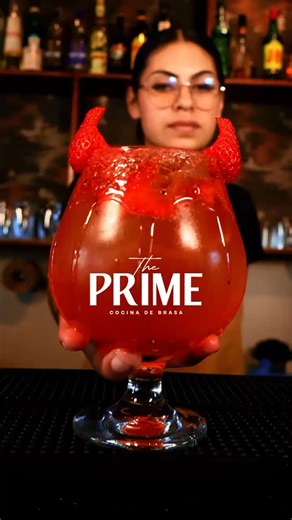 🔥 Directo desde la barra hasta tu antojo. El juego de sabores empieza con cada mezcla, cada chispa y cada giro del shaker. Un trago intenso, atrevido y con ese toque que solo en The Prime sabemos darle. Cuando lo pruebas, entiendes por qué es de los favoritos: equilibrado, potente y con personalidad propia. ¿Listo para sentir el fuego? 🔥🍹 📞 833 104 5162 #ThePrime #DiabloPrime #Mixología #CocktailLovers #Tampico #BarExperience #PrimeNights | The Prime Restaurante