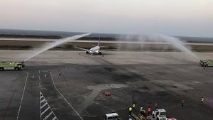 Curaçao welcomed Wingo’s inaugural flight at Curaçao International Airport with the official Arca de Agua (Water salute). On Thursday April 11th, Wingo inaugurated their route between Bogotá Colombia and Willemstad Curaçao. Bienvenido Wingo! | Curaçao International Airport