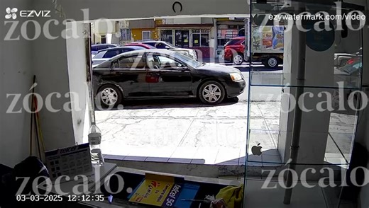🚨 #Saltillo: Una mujer de la tercera edad chocó contra 8 vehículos y un domicilio en la Zona Centro, donde afortunadamente nadie resultó lesionado y todo quedó en daños materiales. Más información 👉 https://bit.ly/4ioCc4A | Tele Saltillo