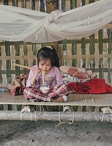 single mum cooking noodle for baby and kids she help her | Ly Tieu Phuong single mum