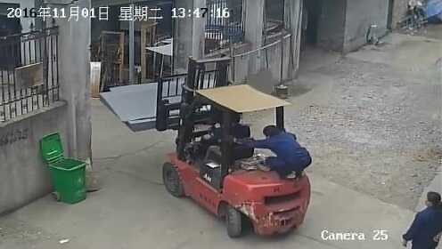 叉车事故伤人
