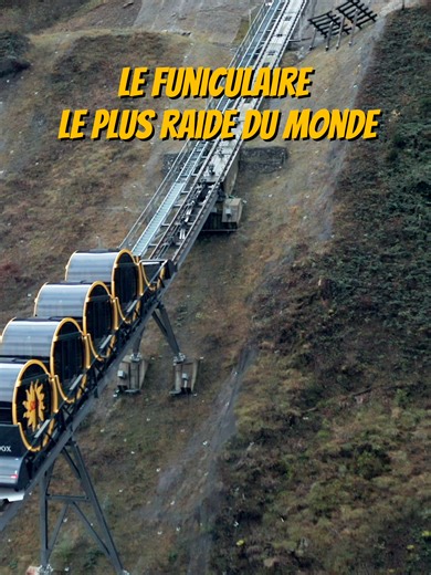 Le funiculaire de Stoos, le plus raide du monde. En plein cœur de la Suisse, une innovation technologique détentrice d’un record mondial attire les visiteurs: le funiculaire le plus raide du monde fait la liaison entre Schwytz et Stoos, un village de montagne sans voitures. #stoos #funiculaire #record #swiss #vertige