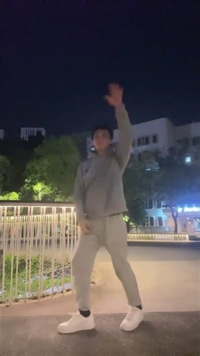 我表弟一起跳 K-POP BTS MIC DROP他第一次跳舞