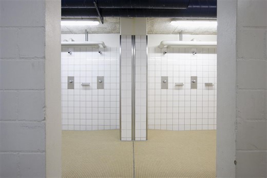 Des vestiaires mal adaptés pour protéger l'intimité des jeunes face aux regards et aux smartphones | RTS