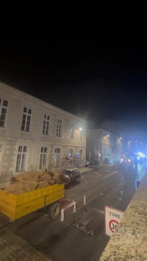 🧑‍🌾Mouvement des agriculteurs gersois en colère 🚜Les syndicats agricoles, qui ont annoncé la poursuite du mouvement dans l’attente d’un retour de la ministre de l’Agriculture sur le protocole qu’ils ont présenté, investissent le centre-ville d’Auch, pour mener plusieurs actions de déversement. Une arrivée qui ne passe pas aperçue en ce vendredi soir en haute-ville d’Auch. | Hit FM Radio