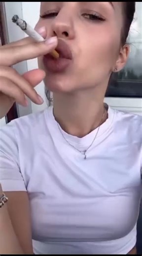 Attitude Girls Smoking 🚭💔💔🚬 #foryou #smoke #girlssmokingstatus #shortvideo #viral #trending #shorts