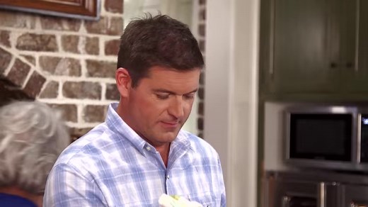 Jamie and I are helpin' y'all put together a Sunday dinner on this episode from season 13 of Paula's Best Dishes. Catch the whole season here: https://www.pauladeen.com/watch/pbd-season-13/ | Paula Deen