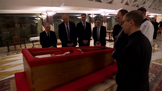 📌 Il cardinale camerlengo Kevin Farrell presiede il rito della constatazione della morte e della deposizione nella bara della salma di #PapaFrancesco (21 aprile 2025) | Vatican News