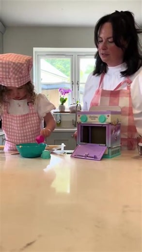 🍰 No mess, no fuss! 🐰 Create scented plush pets with the Cookeez Makery Lil' Bakez Oven for a fun and easy summer holiday activity that's perfect for busy parents like you. Endless play guaranteed! | Moose Toys