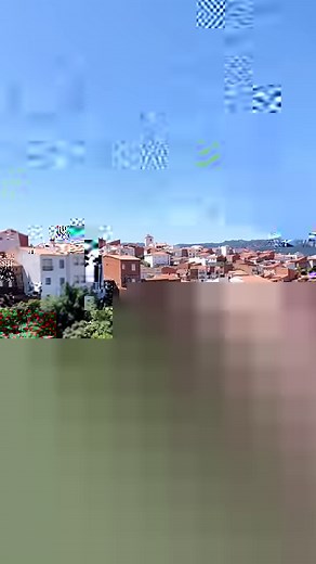 🌿 Descubre la magia del Castañar de Ibor! 🌿 Un lugar de ensueño en la provincia de Cáceres, donde la naturaleza y el arte se fusionan en una experiencia única. 🎨✨ 🚶‍♂️ Recorre la "Ruta de los muros críticos" junto a tres talentosos artistas que han dejado su huella en este encantador rincón: la talentosa Isabel Flores de Hornachos @isabelflores.art 🎨, el creativo Colectivo Licuado de Uruguay @fitz_licuado 🎨 y el talentoso Manu Cardiel de Castilla y León @manu_cardiel 🎨. 🍂 Adéntrate en lo