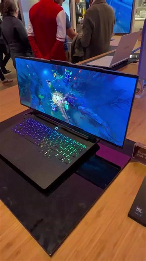 Lenovo在CES 2026展会上秀了一台有点犯规的概念电竞笔电——Legion Pro Rollable💻电脑屏幕一键从16寸直接「领域展开」变成24英寸，那不就随时随地都可以展开游戏领域了吗 🤨 💡亮点速览 🔸基于 Legion Pro 7i 平台打造 🔸16英寸横向可伸缩柔性OLED屏幕 🔸三种形态：16/21.5/24英寸 🔸组合键或快捷键一键展开、收回，仪式感拉满 🔸双电机 钢缆张力调节 🔸最新一代Intel Core Ultra处理器 🔸NVIDIA Blackwell架构GeForce RTX 5090移动版显卡 🔸LA Core（LA1 LA3）驱动的Lenovo AI Engine ，光标追踪、灯效联动、智能场景识别全安排 【来源：X@Grummz】 | Wanuxi 游戏网