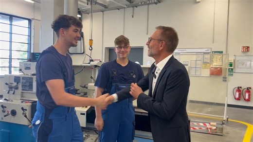 Quality awareness begins with training: Insights from the training centre in Halle 🔎 To mark the start of the new training year, Dr. Stephan Bross, Managing Director, visited KSB’s training centre in Halle to meet with trainers and trainees. The conversation focused on one key question: How is awareness of quality created from day one of a career? 🎬 In this video, trainees and training managers share their perspectives on how quality becomes second nature right from the start. #KSB #qmindset #