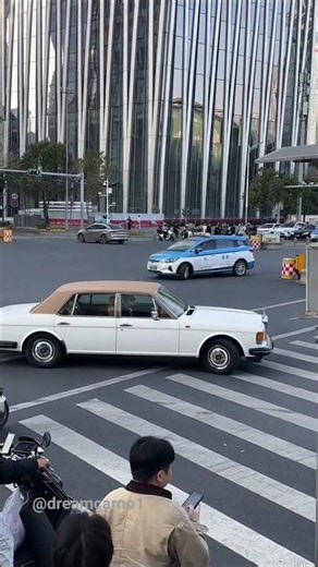“This 50-Year-Old Rolls-Royce Still Rules the Road 👑 | Silver Shadow”