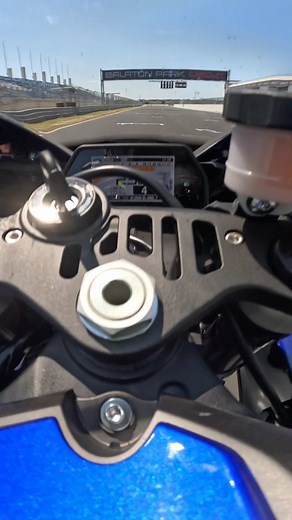 Balaton Park Circuit - onboard Yamaha R1 @dfra.cz🔥 Mám plný inbox zpráv, jaký je nový okruh v Maďarsku. Tak si ho dejte! 🚀🚀🚀 #balatonparkcircuit #onboard #motohouse #instamoto #instamotor #wheelies #pozadnim #jizdapozadnim #wheelietime #czechboy #czechbiker #motorcycle #bike | Karel Táborský